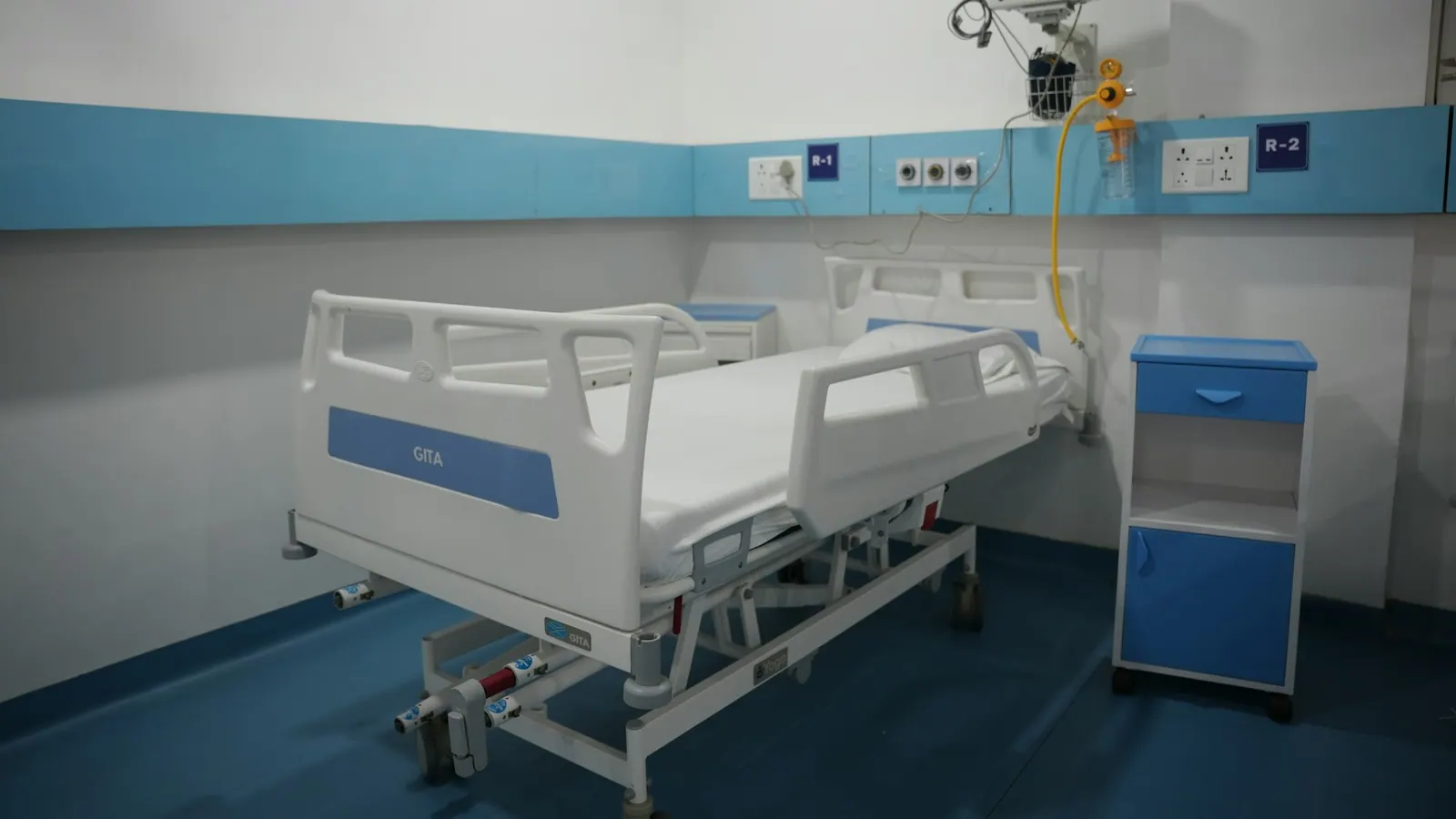 Δωμάτιο νοσοκομείου με ρυθμιζόμενο κρεβάτι.